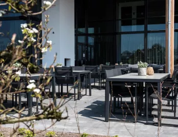 Drankje op het terras babymoon fruitpark ochten.jpg